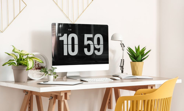 Bố trí cây ở vị trí phù hợp trên bàn làm việc để đảm bảo tính thẩm mỹ