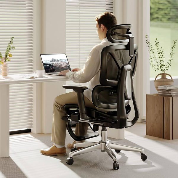 Giữ khoảng cách hợp lý giữa mắt và màn hình khi ngồi ghế công thái học
